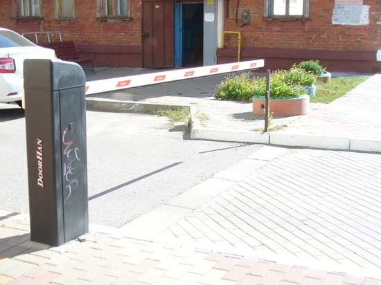 В Белгороде у 30-летнего мужчины из-за разрисованного шлагбаума возникли проблемы с полицией