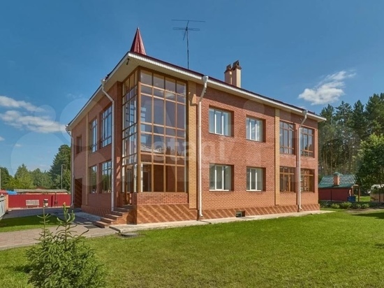 Дом с сауной и бассейном под Томском выставлен на продажу за 50 миллионов рублей