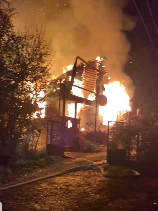 В Хостинском районе Сочи спасатели потушили 2-этажный частный дом