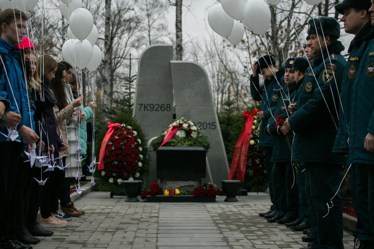 Пять дней катастрофы. Почтили память жертв катастрофы над Синаем. Памятник погибшим над Синаем. Трагедия в небе над Синаем.