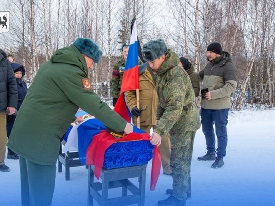 В Салехарде под залпы военного салюта похоронили погибшего на Украине солдата