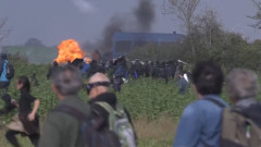 Экоактивисты атаковали французских полицейских петардами и дубинками: видео