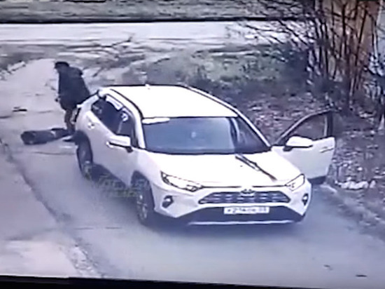 Опубликовано видео, как сбитый депутатом мальчик добирался домой после аварии в Новосибирской области
