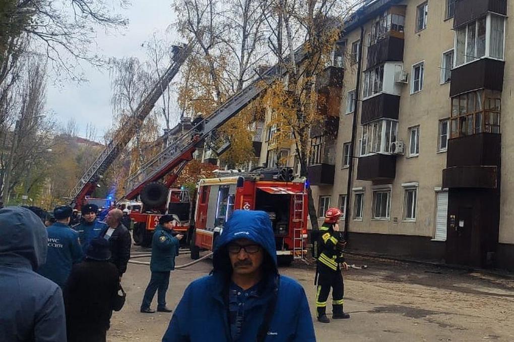 Пожар в воронеже сейчас на правом берегу. Небольсина 17 пожар. Пожар в Воронеже. Пожар на улице. Пожар в многоквартирном доме.