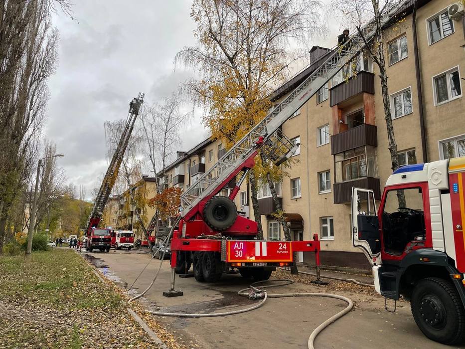 В Воронеже потушили крышу четырех этажного дома: работало 56 спасателей