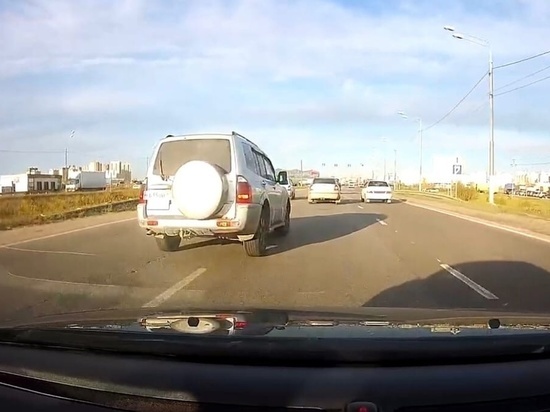 В Твери нерадивый водитель едва ли не устроил ДТП. видео