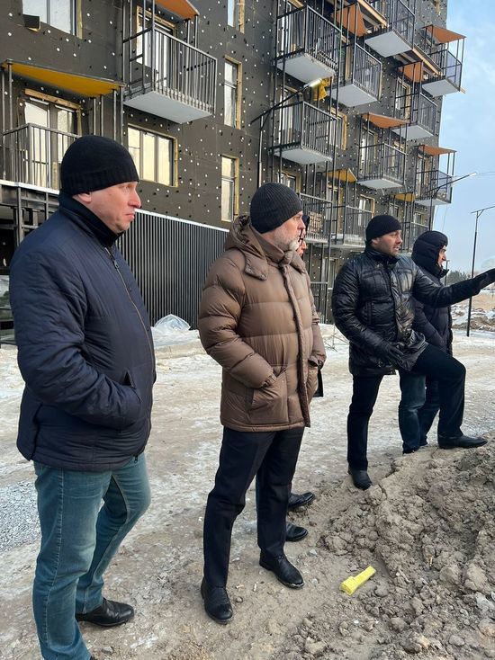 Кирилл Бычков проверил строительство квартала «Звездный» в Якутске