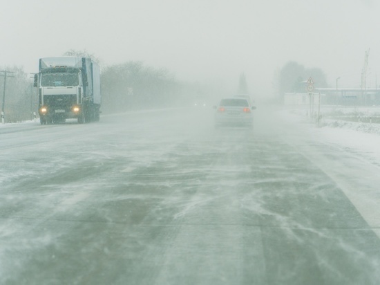 Дорожную обстановку в Хакасии осложнил снег