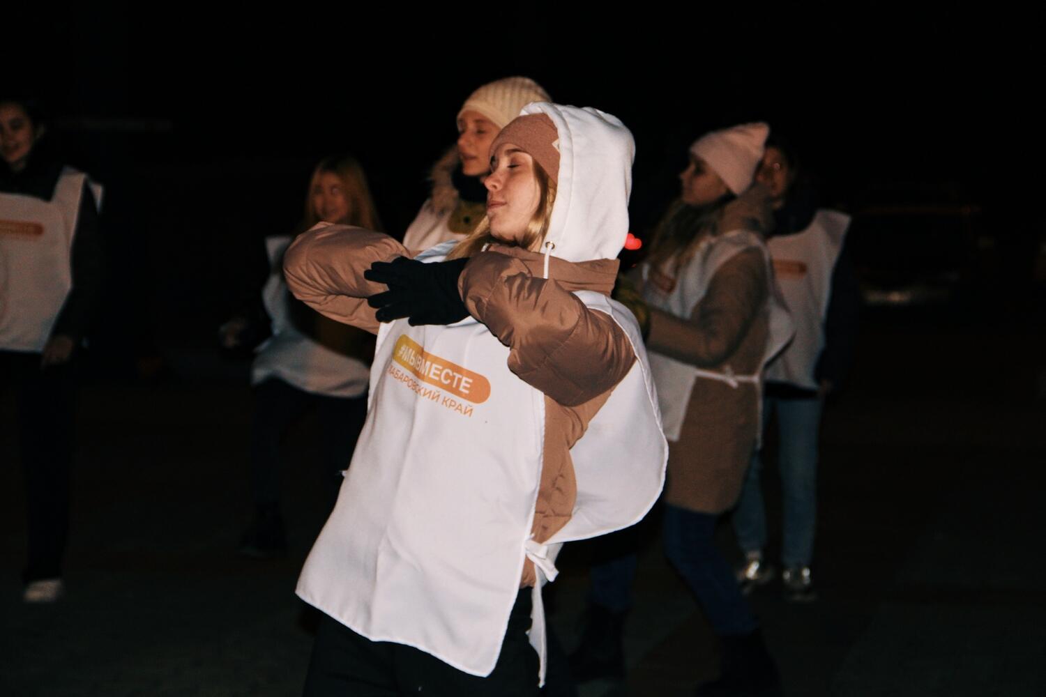 Волонтеры зажгли Комсомольскую площадь в Хабаровске 