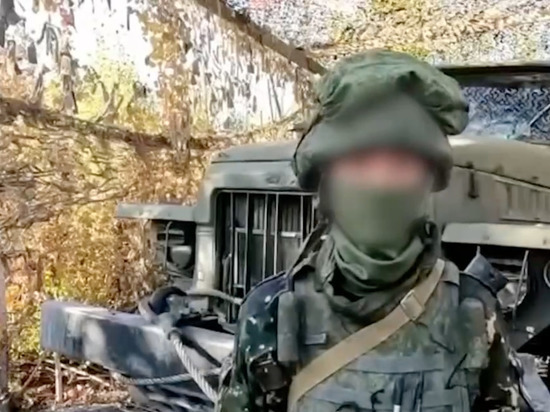 Мобилизованный житель Сахалина показал современный бронежилет и каску