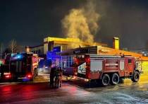 Пожарные из Североморска вышли победителями из схватки с огнем, охватившим кафе на улице Мурманское шоссе, 7.