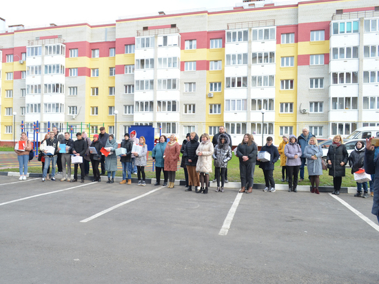 В Орловской области сироты получили ключи от новых квартир