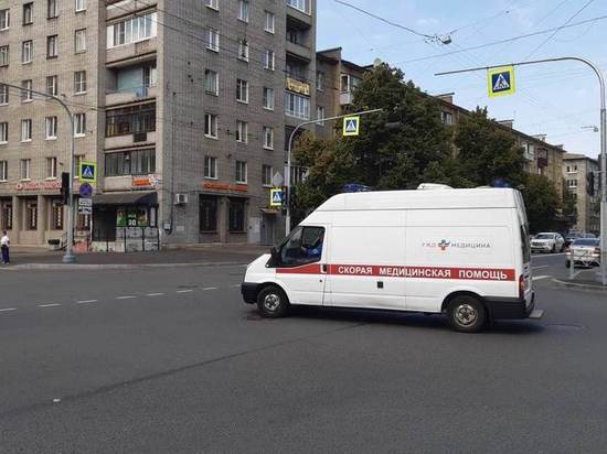 Петербурженка за рулем Mini Cooper сбила переходившую дорогу на Лыжном переулке четвероклассницу