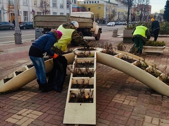 В Курске 64 рабочих приступили к подготовке парков и скверов к зиме