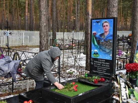 В Чувашии на могиле Героя России Александра Старчкова установили памятник