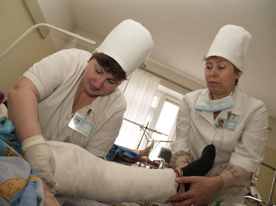 Зарплаты саратовских врачей в два раза ниже заявленных 55 тысяч рублей