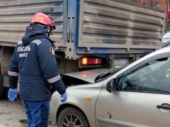Утром 1 ноября на Воткинском шоссе легковое авто врезалось в грузовик