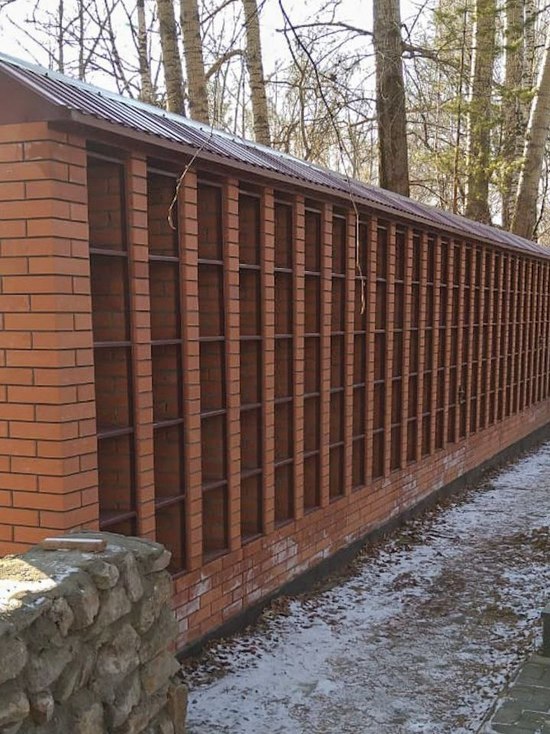 На новосибирском кладбище установили стену для захоронения урн с прахом