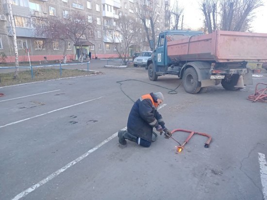 В Омске в двух округах снесли незаконные парковочные ограждения