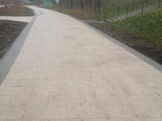 Сотрудники Дирекции благоустройства Рязани убрали тротуар на Лыбедском бульваре