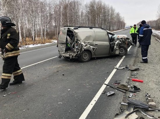 В Омской области на «трассе смерти» легковой автомобиль врезался в трактор