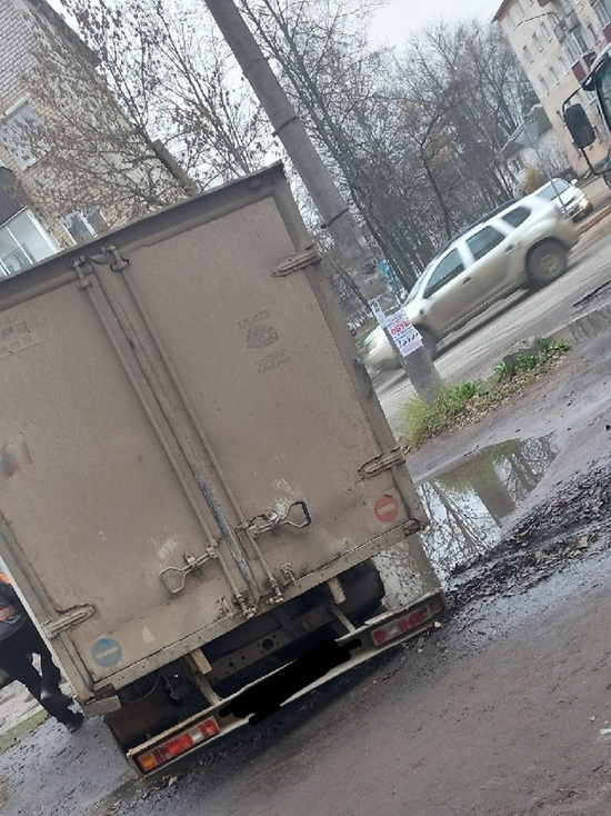 В Тверской области "Газель" увязла в грязи у магазина