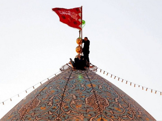 Власти Ирана подняли Красное Знамя Возмездия над куполом мечети Джамкаран в городе Кум, которое приравнивается к объявлению войны