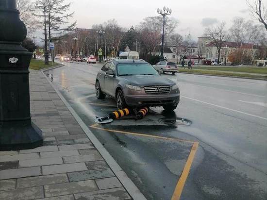 Водитель Infiniti снес островки безопасности в Южно-Сахалинске