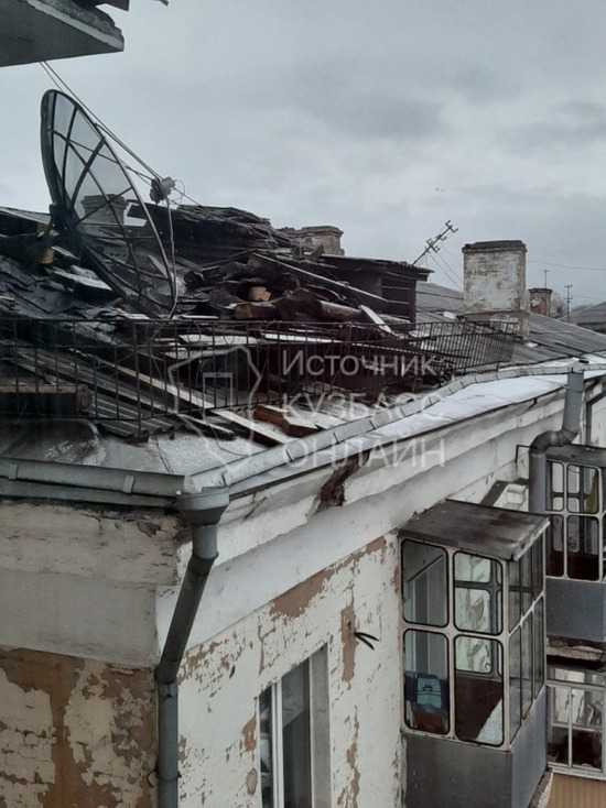 В одном из домов кузбасского города из-за недоделанного ремонта крыша превратилась в руины