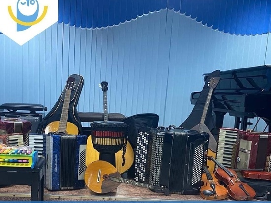 Баяны, скрипки и африканский барабан передали жители Нового Уренгоя школе искусств Волновахи