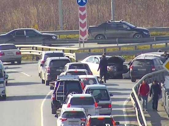 Два легковых автомобиля столкнулись лоб в лоб на виадуке в Южно-Сахалинске