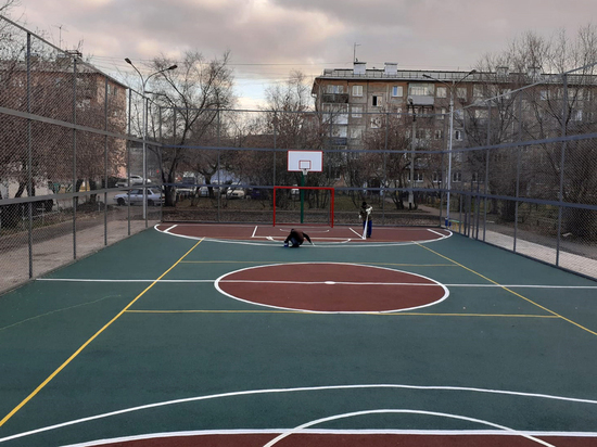 В Красноярске благоустроили спортивные площадки во дворах домов