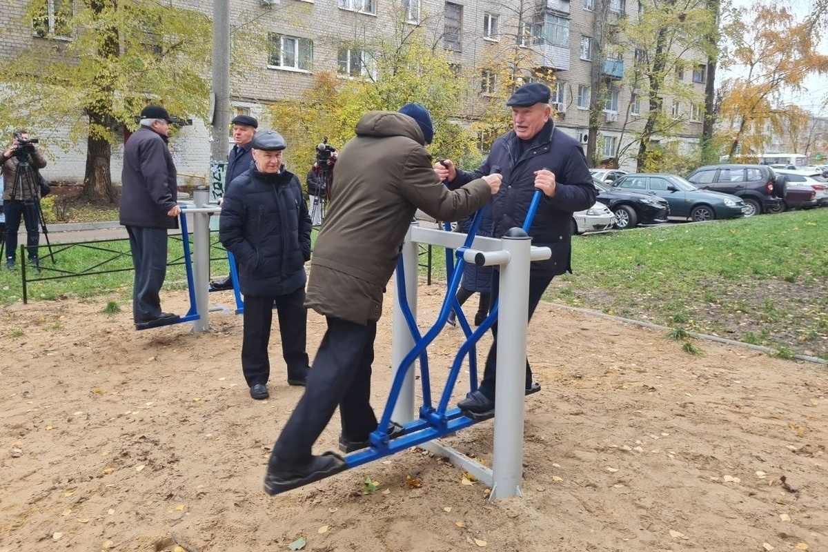 В Воронеже открылась спортплощадка с уличными тренажерами для пожилых людей  - МК Воронеж