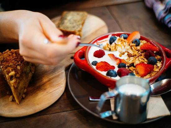 «Каша – это ошибка»: диетолог назвала идеальный рецепт завтрака для худеющих