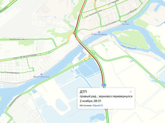 На трассе М-4 «Дон» из-за перевернувшегося зерновоза образовалась пробка