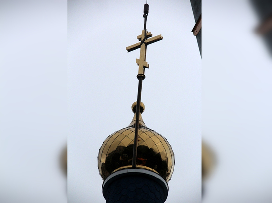 Золоченый крест поставили на купол Покровского храма в Хабаровске
