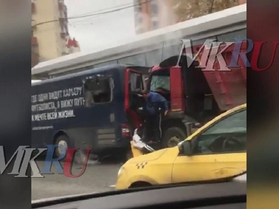 Раскрыта личность раздавившего такси в центре Москвы водителя грузовика