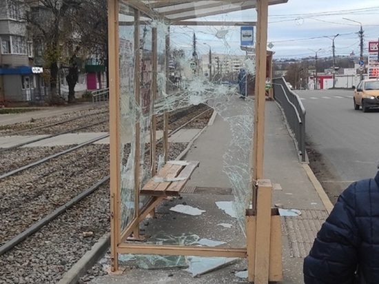 Трое девятиклассников разгромили остановки на улице Металлургов в Туле