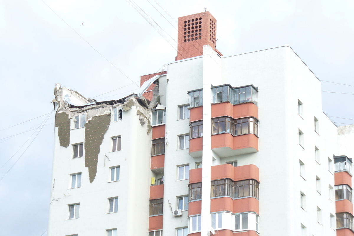 губкин ракета. белгород повреждение ракетой дом на губкина. городской многоэтажный дом. взрыв в белгороде ул губкина на жилой дом. разрушение дома в белгороде.