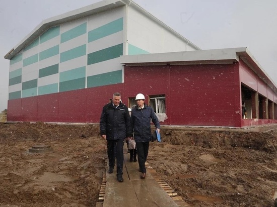 Строящийся физкультурно-оздоровительный комплекс в селе имени Бабушкина готов почти на 60 %