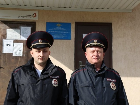 В Крыму полицейские вынесли мужчину из горящего дома