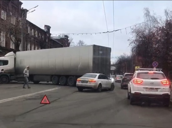 В Ярославле фура перегородила центральную улицу