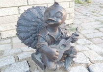 Около входа в серпуховский парк “Питомник” установили мини-скульптуру павлина