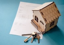 Трехкомнатную квартиру продают в Барнауле со спальней под мрамор и выходом на лыжную трассу