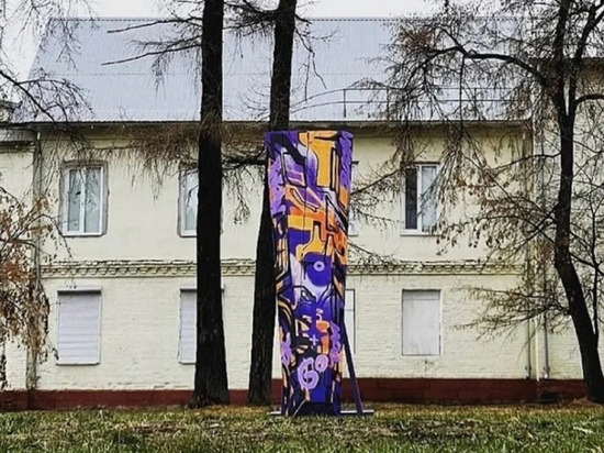 Расписной гроб установили в саду Вайнера в Екатеринбурге