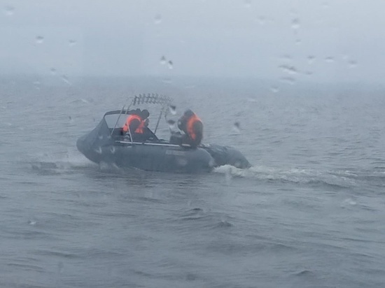 Спасатели Карелии помогли рыбакам добраться до берега во время шторма