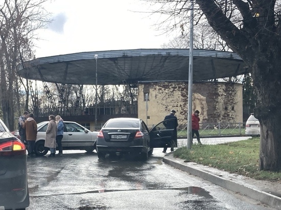 ДТП произошло в Пскове на перекрестке улиц Кузнецкой и Карла Маркса