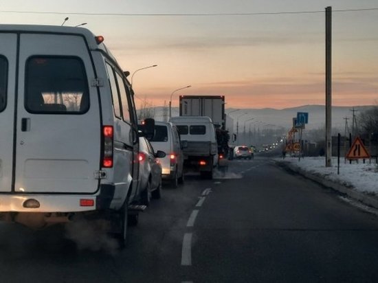 Укладка асфальта вызвала пробки на шоссе между двумя кольцами в Чите