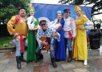 В погожий осенний день артисты феодосийского театра «Парадокс» на площадке Комсомольского парка показали зрителям театральное представление, посвященное открытию 30-го сезона