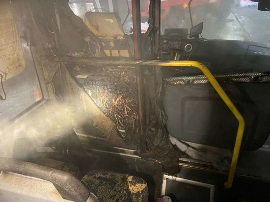 Пассажирский автобус загорелся в Омске
